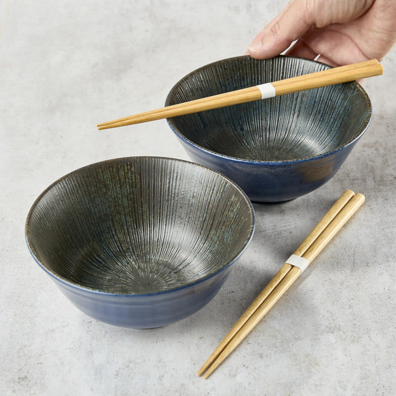 Poke bowl- tai domburi-kulhopari syömäpuikoineen