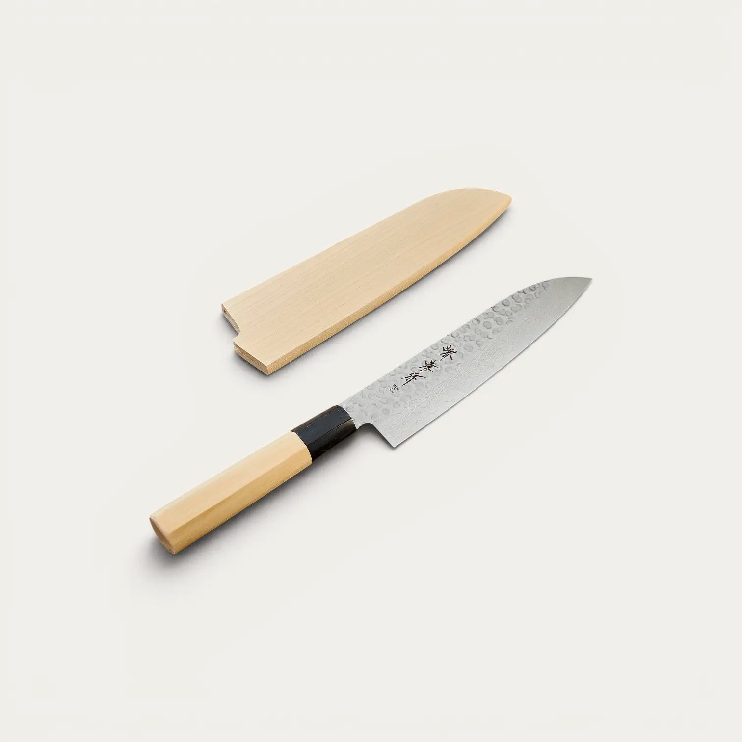 Faca Santoku lâmina Damasco 45 camadas martelada 180 mm