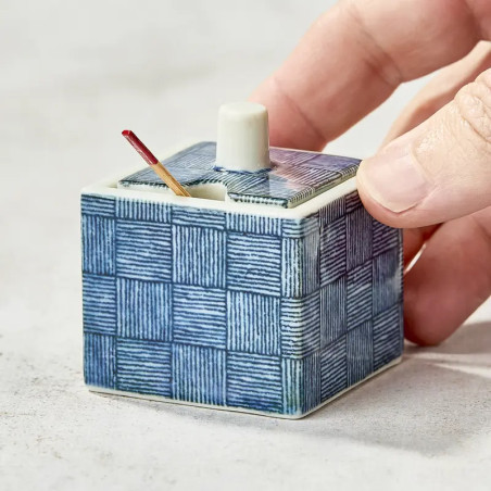 Recipiente para especias con su cucharita de bambú