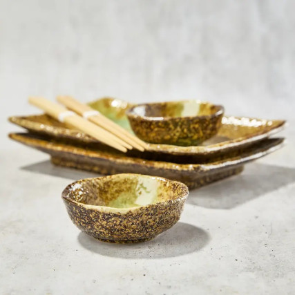 Duo rektangulära sushiplattor och diverse sojasås koppar