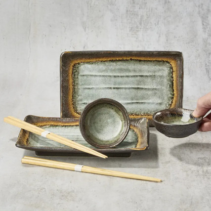 Dúo de platos de sushi rectangular y tazas de succión con salsa de soja surtida
