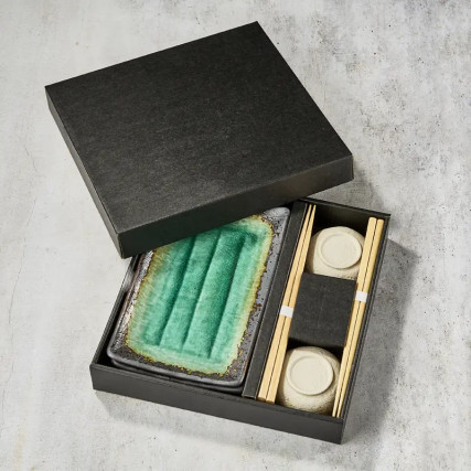 Caja de dúo rectangulares sushi platos y tazas de succión con salsa de soja surtida