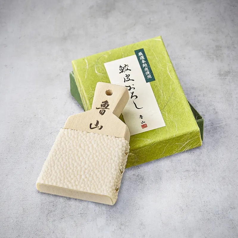 Strana v Wasabi Oroshiki Professionnel