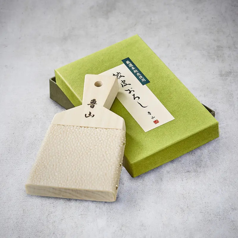 Strana v Wasabi Oroshiki Professionnel