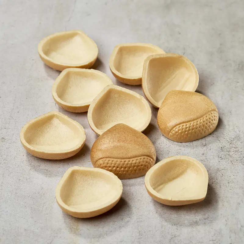 Monaka chestnut shape 53 * 56 mm * 17 mm Monaka chestnut shape 53 * 56 mm * 17 mm