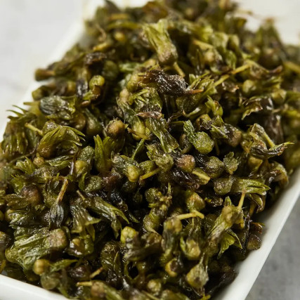 Slanje crvenih shiso pupoljaka