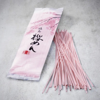 Hombres de Sakura en la hoja de cerezo de Sakura