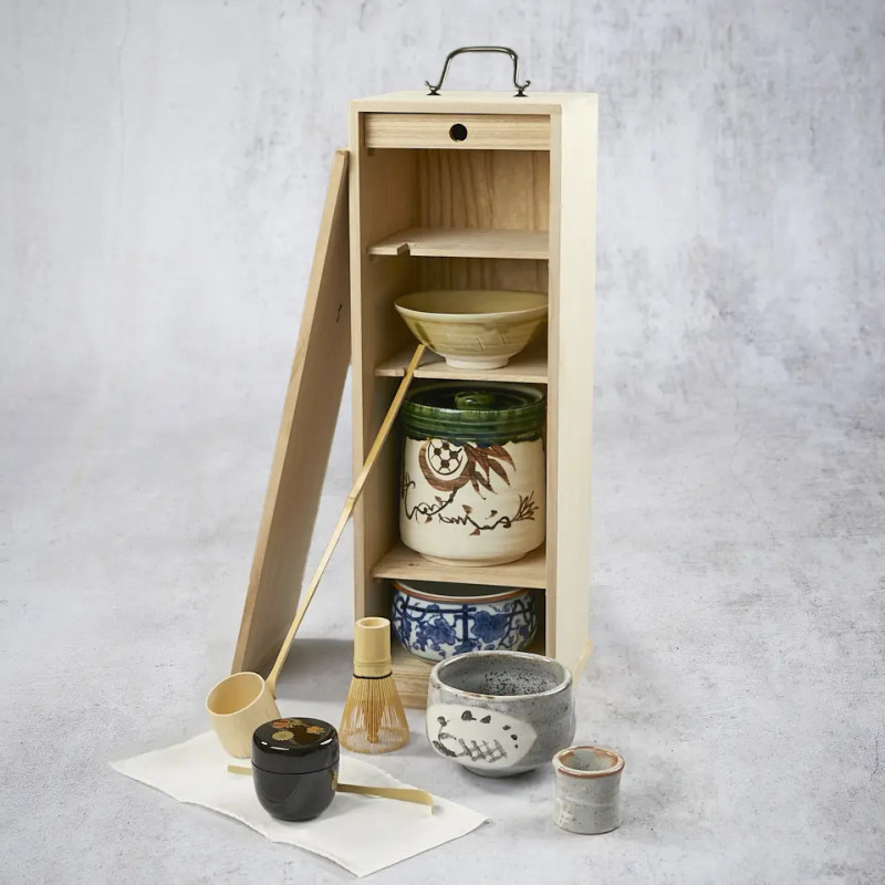 Luxurious box "all essential to make his tea matcha"