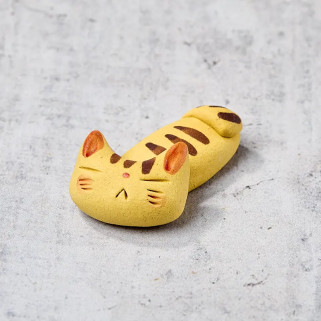 Rest baguettes sleeping cat