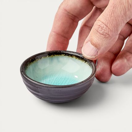 Keramikbecher und emailliertes Glas 
