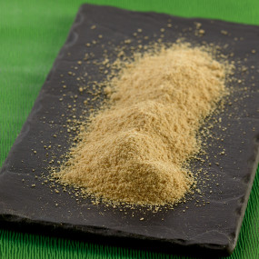 Dried ginger flakes