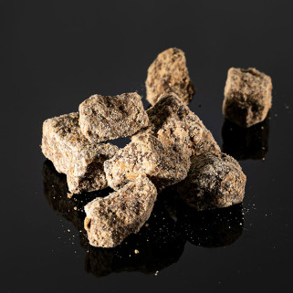 Černá hrubá super okinawa v japonském cukru cukru kusy