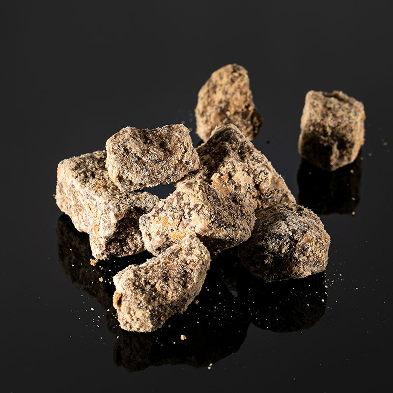 Sucre brut noir de Okinawa en morceaux