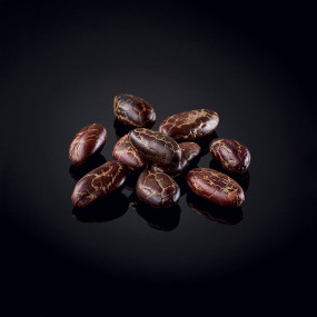 Dehusked Columbian cocoa beans