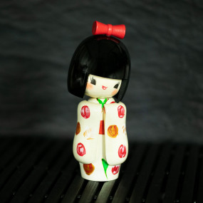 Muñeca Kokeshi Otomesode - Una niña con kimono