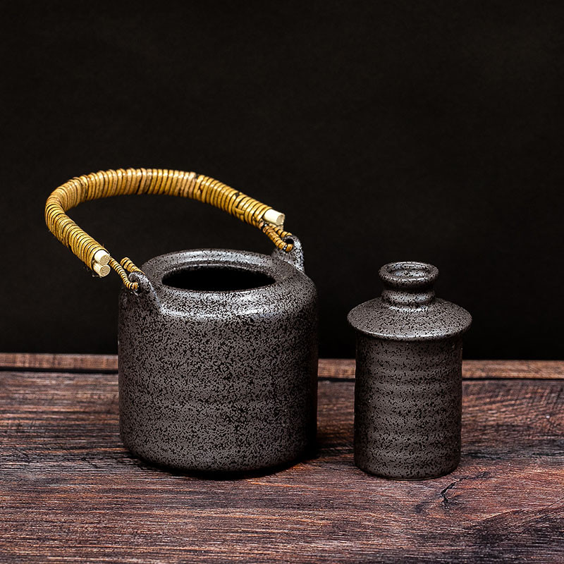 Sake heating pot with Ibushi handle