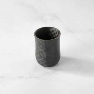 Sake sake a černé sklo, Komon Design