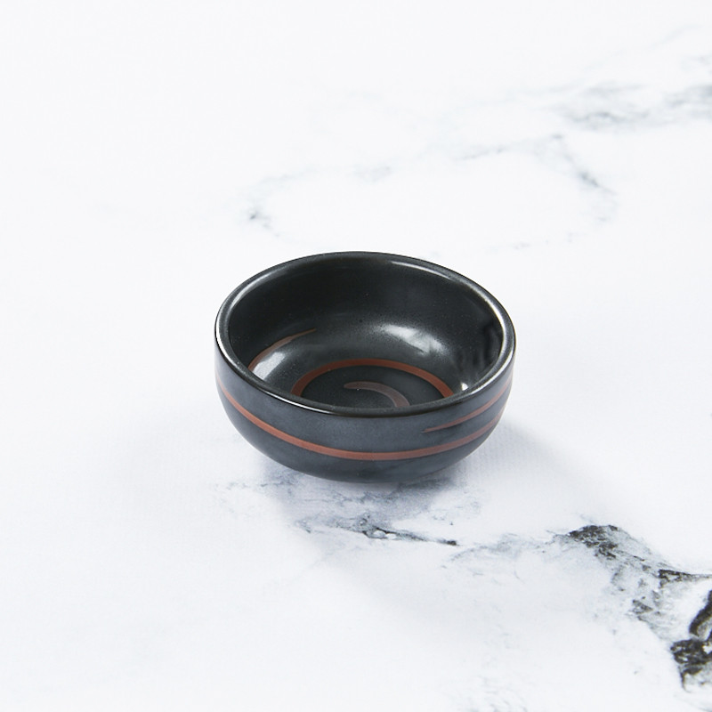 Matte zwarte beker met onrust of tsukemono
