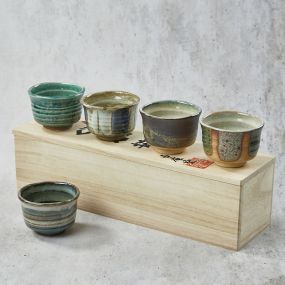 Coffret de 5 coupelles à saké colorées
