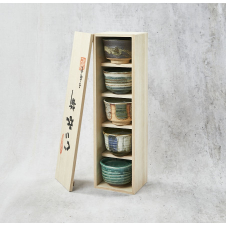 Coffret de 5 coupelles à saké colorées