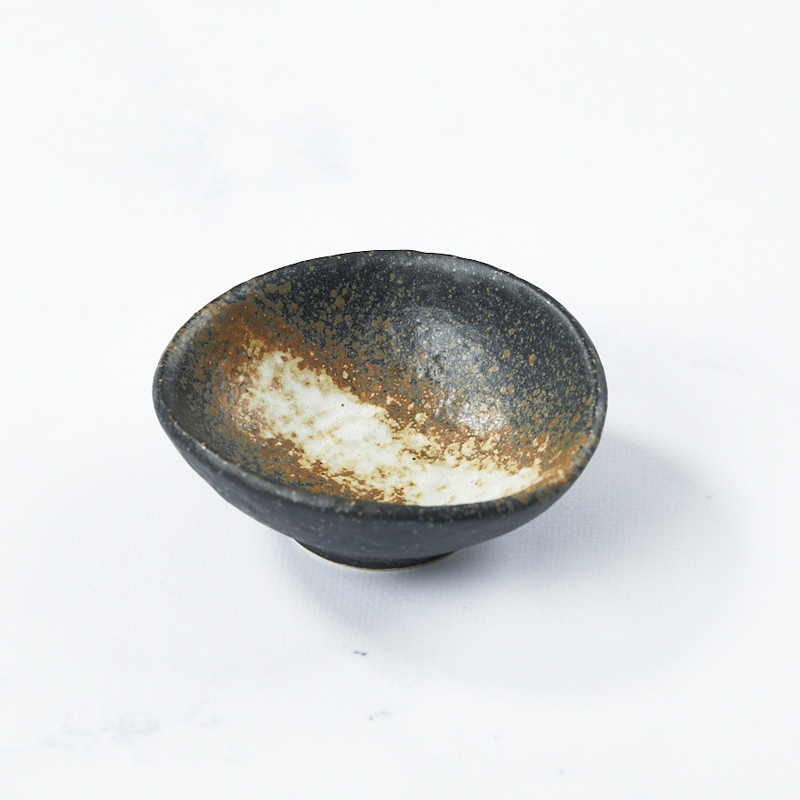 Ochoko cup with soy sauce, seasonings, milestone, black bizen design Ochoko cup with soy sauce, seasonings, milestone, black bizen design
