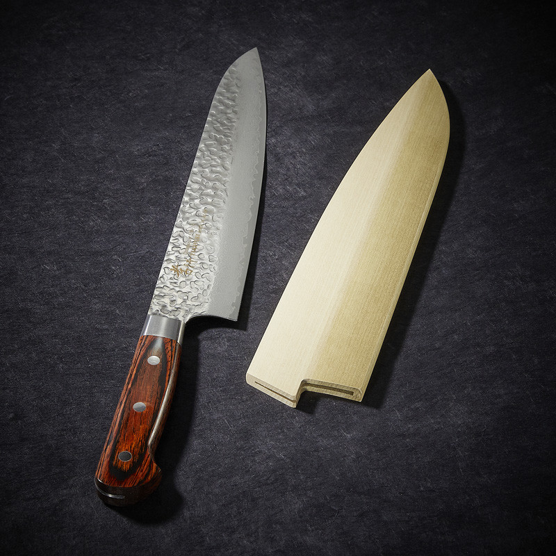 Cuchillo chef con 33 capas en acero de Damasco y hoja martillada de 240 mm Cuchillo chef con 33 capas en acero de Damasco y hoja martillada de 240 mm