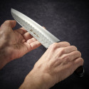 Cuchillo Grand Santoku con 180 mm de hoja martillada Cuchillo Grand Santoku con 180 mm de hoja martillada