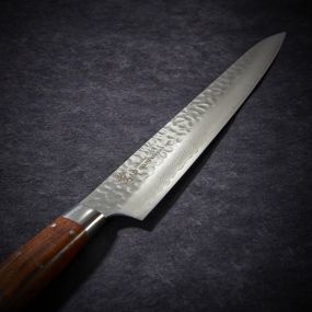 Cuchillo rebanador con 33 capas en acero de Damasco y hoja martillada de 240 mm