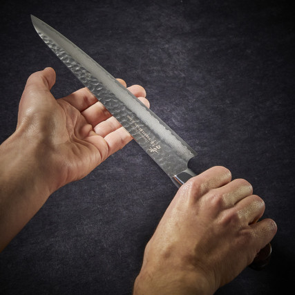 Cuchillo rebanador con 33 capas en acero de Damasco y hoja martillada de 240 mm