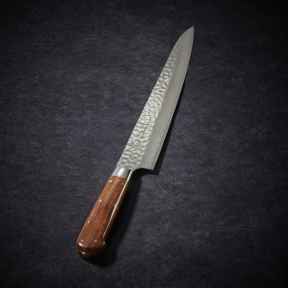 Cuchillo rebanador con 33 capas en acero de Damasco y hoja martillada de 240 mm