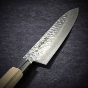 Cuchillo chef con 45 capas en acero de Damasco y hoja martillada de 210 mm