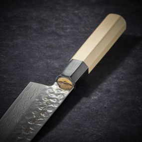 Cuchillo chef con 45 capas en acero de Damasco y hoja martillada de 210 mm
