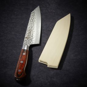 Cuchillo Kengata Santoku con 33 capas en acero de Damasco y hoja martillada de 160 mm
