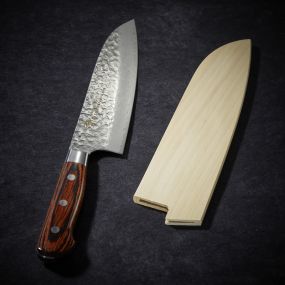 Cuchillo Santoku con 33 capas en acero de Damasco y hoja martillada de 180 mm