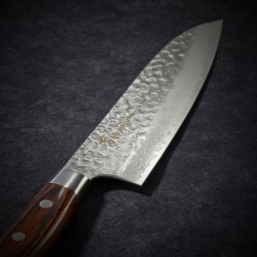 Couteau Santoku, lame Damassée 33 couches martelée 180 mm