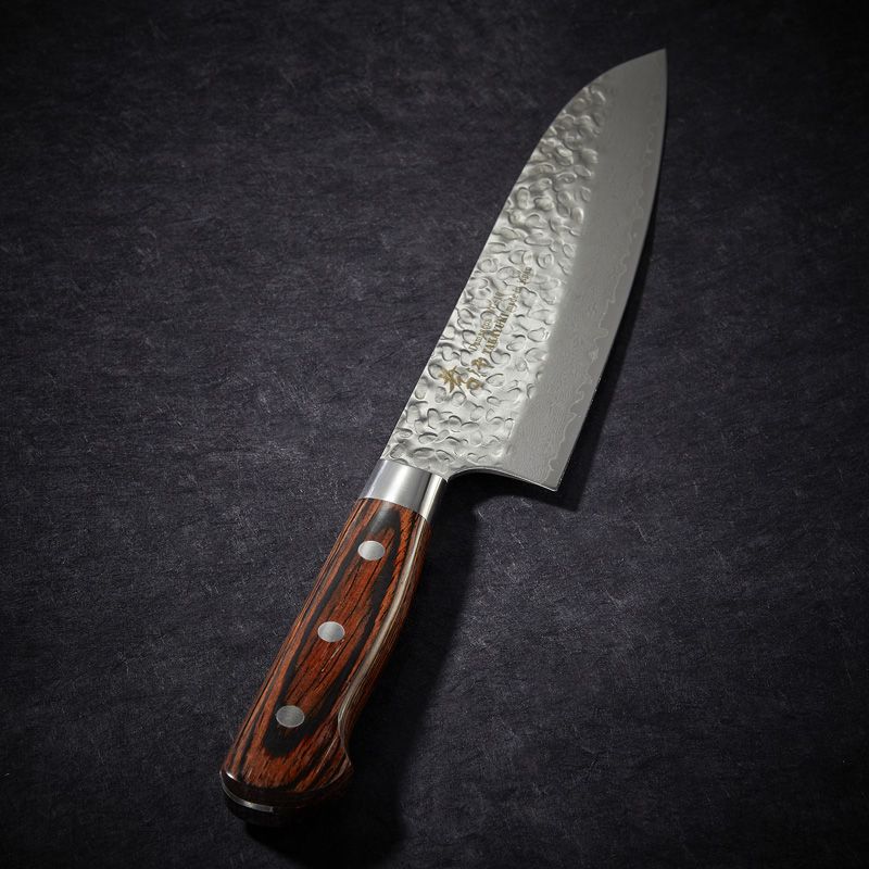Cuchillo Santoku con 33 capas en acero de Damasco y hoja martillada de 180 mm