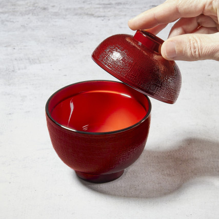 Bol à soupe miso traditionnel avec lignes aléatoires et motif façon tissu