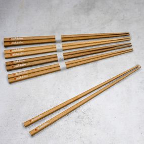 Par de palillos de madera natural de MALAS 