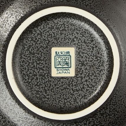 Tigelas com entradas e pratos cozidos