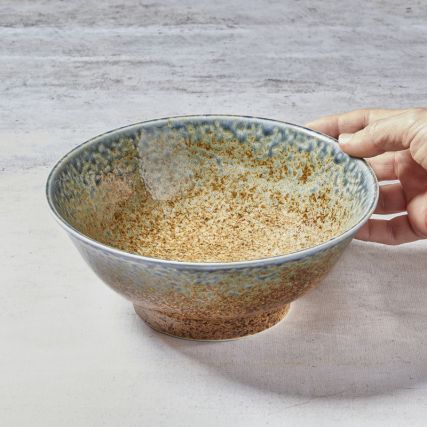 Kulho ruskealla ja sinisellä ratilla