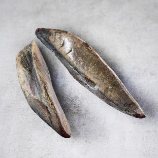 Yaizu Katsuobushi sušené k dispozici v kuse