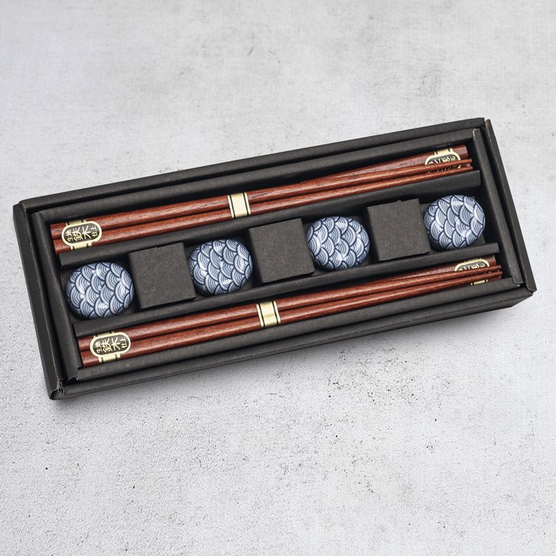 Laatikko 4 paria syömäpuikkoja ja 4 mediaa