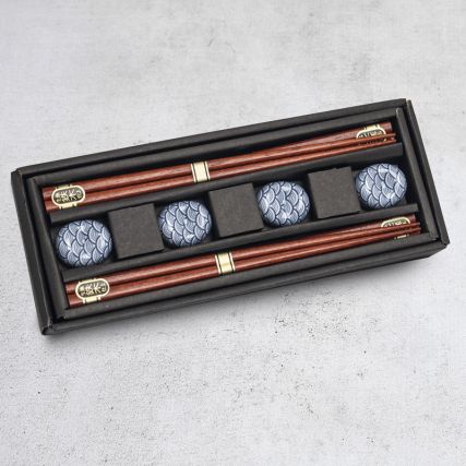 Laatikko 4 paria syömäpuikkoja ja 4 mediaa