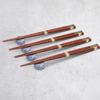 Box of 4 pairs of chopsticks and 4 media