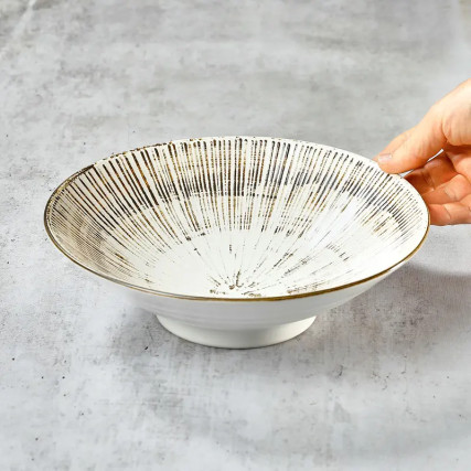 Tallrik i något eller udon