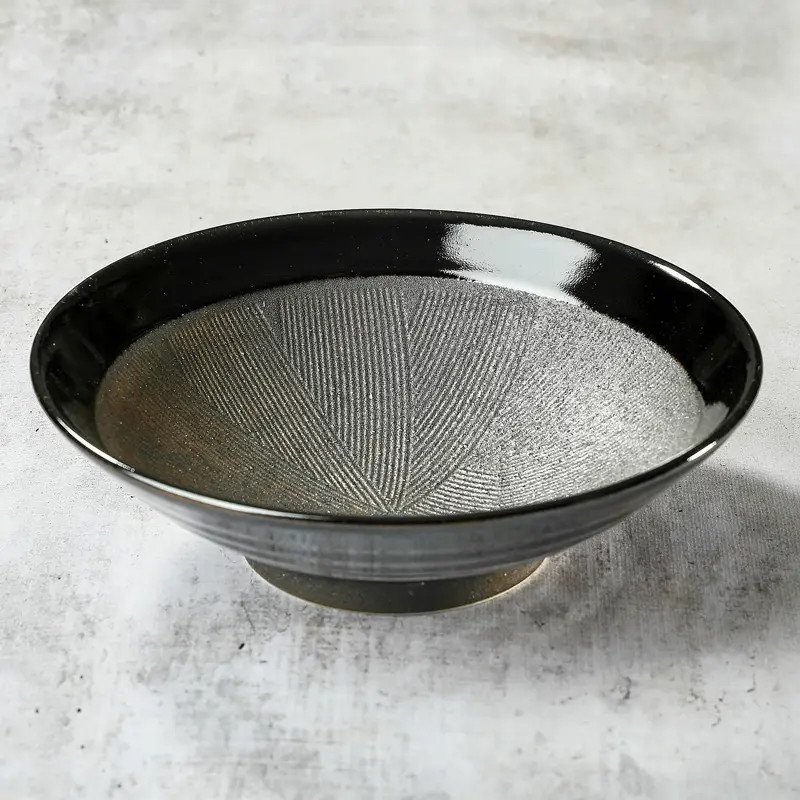 Kushime Membachi Kuroshu Maki plate Ø 24,5 cm, 7.5 cm depth Kushime Membachi Kuroshu Maki plate Ø 24,5 cm, 7.5 cm depth