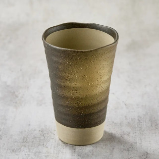 Vaso de cerveza o agua estilo arcilla rústica