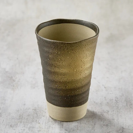 Vaso de cerveza o agua estilo arcilla rústica
