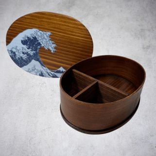 Lacquered cedar wood bento box with Hokusai motif, 700 ml, 18013568 mm
