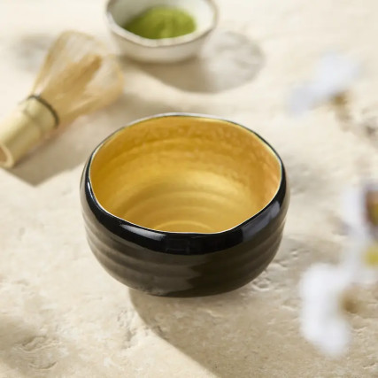 Lujoso cuenco para té matcha con esmalte dorado 